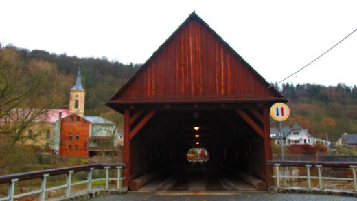 Mostem mohou jak auta, tak pěší