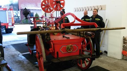 Unikátní historická stříkačka u dobrovolných hasičů v Dobroslavicích na Opavsku