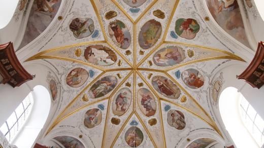 Skvostný strop zámecké kaple Zjevení Páně