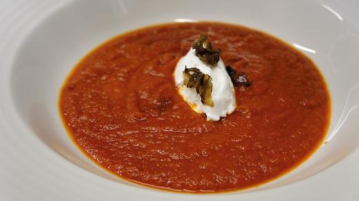 Středomořská tomatová polévka s nokem z řeckého jogurtu