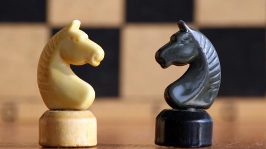 Šachy jsou podle exmistra světa Bobbyho Fischera válkou na hrací desce, při níž jde o to rozdrtit konkurentovo myšlení i ego