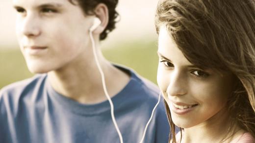 Teenageři poslouchají společně hudbu