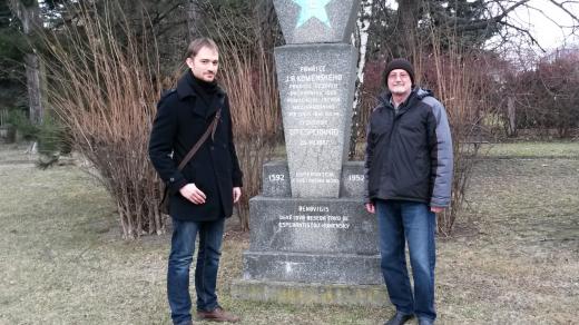 U památníku esperantistů v Ostravě-Zábřehu. Vlevo stojí historik Tomáš Majliš, napravo pak Jaroslav Suchánek, esperantista a bývalý diplomat, velvyslanec v Austrálii
