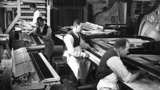 Firma Petrof - sesazování (mechaniky do klavírů) kolem roku 1930