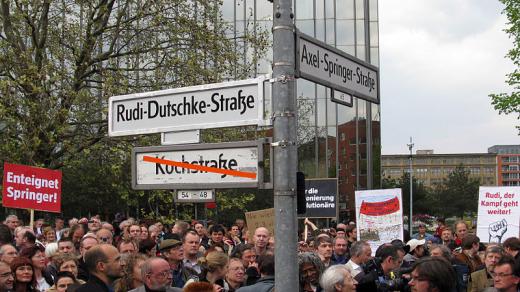 Demonstrace za přejmenování jedné části Kochstraße na Rudi-Dutschke-Straße