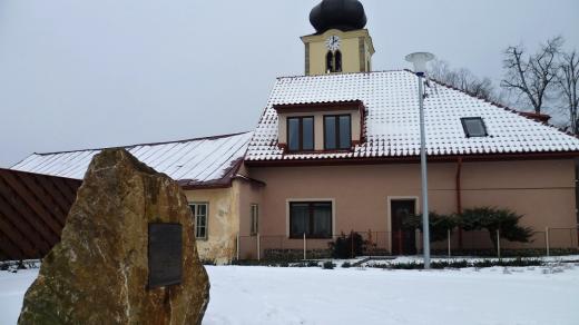 Stonařovští na pád meteoritů stále vzpomínají. Vedle radnice stojí památník