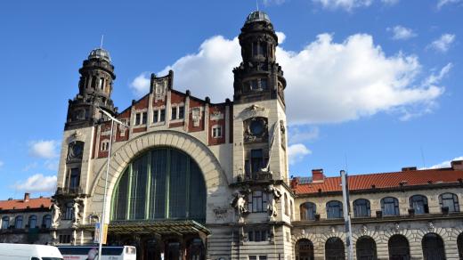 Secesní Fantova budova Hlavního nádraží v Praze pohledem od magistrály