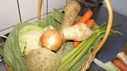 Košík se surovinami - kořenová zelenina