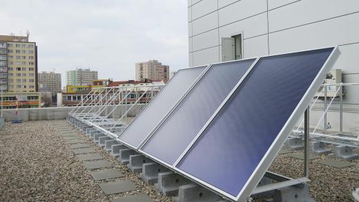 Solární panely na pardubickém aquacentru