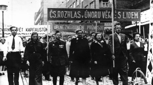 Rozhlasáci v manifestačním průvodu (1948) 