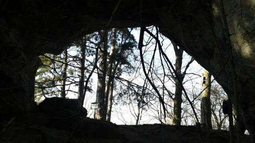 Tajemný pohled přes Aksamitovu bránu z bývalé jeskyně