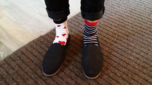 Světový den Downova syndromu má tradiční symbol - nesourodý pár ponožek, který ukazuje příčinu tohoto celoživotního onemocnění
