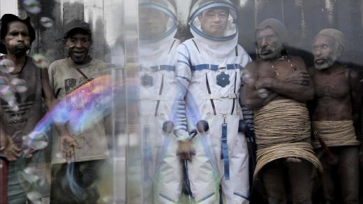 Celý tenhle příběh setkání dvou odlišných světů vyvrcholil tím, že čeští umělci zprostředkovali Papuáncům setkání s astronauty z NASA (foto Barbora Šlapetová)