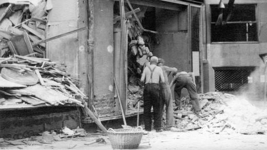 Odklízení trosek obchodního domu Prokop a Čáp v létě 1945