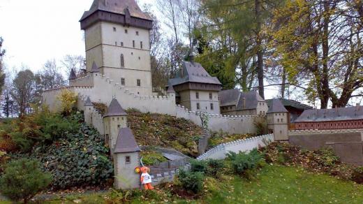Ušoun Rušoun u zmenšeného modelu hradu Karlštejn