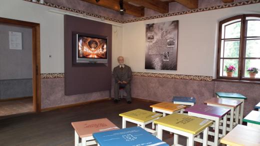 Audiosál v přízemí muzea - s figurínou Sigmunda Freuda v životní velikosti