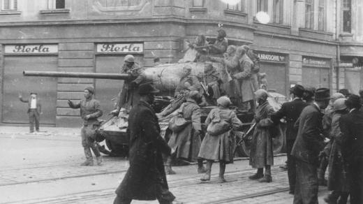 Československý tank s doprovodem sovětské pěchoty na Nádražní ulici v Moravské Ostravě