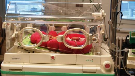 Inkubátor s novorozencem