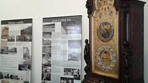 Pokojový orloj v expozici Ostravského muzea