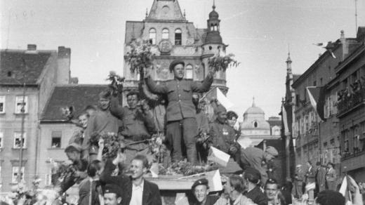 První vojáci Rudé armády na českobudějovickém náměstí v den osvobození