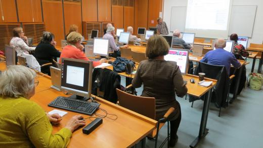 Pohled na třídu Seniorů píšících Wikipedii v MKP (foto: Pavla Pelikánová)