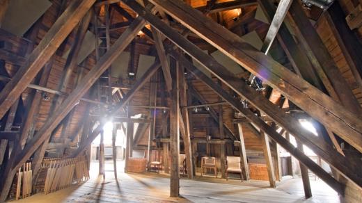 Z podkrovní vyhlídky je vidět na všechny světové strany, také se tu pořádají koncerty nebo literární čtení