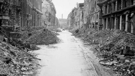 Zničená berlínská ulice u aleje Unter den Linden, červenec 1945