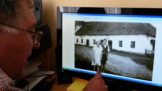 Pan Chroboczek ukazuje na dobovou fotografii, na níž je jeho maminka coby holka před stavením Nového Dvora