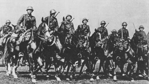 Dragouni meziválečné Československé armády při přehlídce v roce 1935