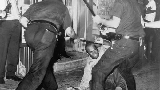 Policie bije mladého černocha během nepokojů v Harlemu (1964), které zahájilo zastřelení černého neozbrojeného teenagera bílými policisty