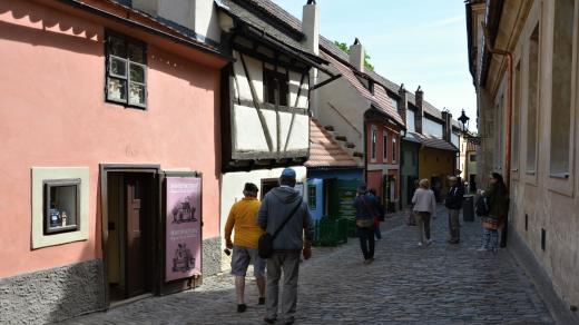 Zlatou uličkou můžete projít v rámci návštěvnických okruhů od 9 do 17 hodin