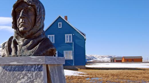 Pomník Roalda Amundsena ve špicberské osadě Ny Aalesund