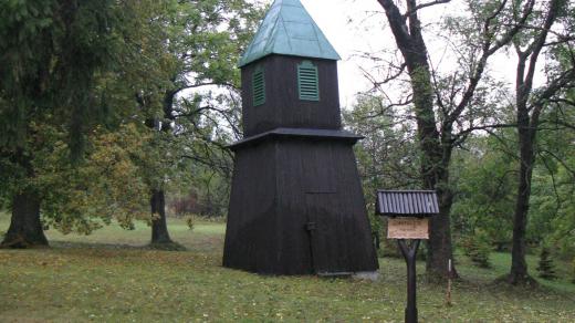 Dřevěná zvonička z 19. století dnes stojí v léčebně