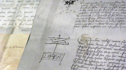Dekret kutnohorský (kopie) a v pozadí listina s odpustky papeže Řehoře XI.