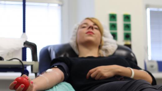 Redaktorka Kristina Lamperová přišla poprvé darovat krev