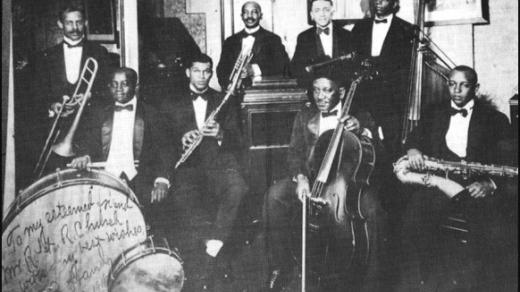 William C. Handy a jeho Memphiský orchestr v roce 1918. W. C. Handy stojí vzadu uprostřed s knírem a trubkou v ruce.