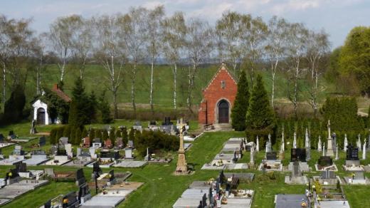 Kunínský hřbitov - márnice stojí vlevo