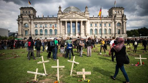 Německý umělecký kolektiv s názvem Centrum pro politickou krásu uspořádal na louce před německým spolkovým sněmem v Berlíně pohřeb několika desítkám uprchlických obětí