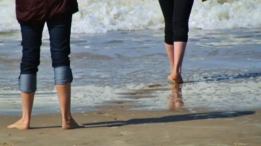 Džíny, nohy, moře, pláž