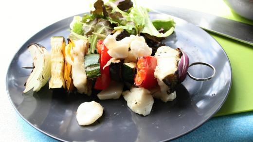 Špíz z mořské tresky a čerstvý salát