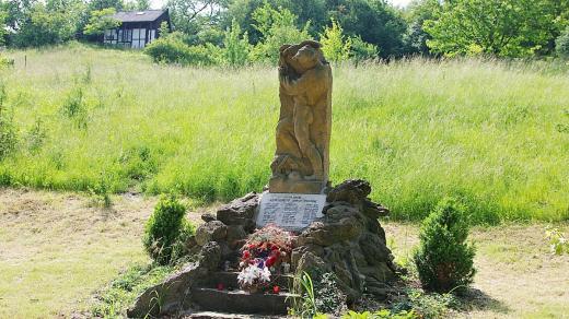 Nedaleko odbočky ke Švédským šancím stojí pomník padlých