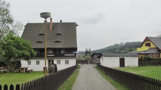Kosárna stojí přímo uprostřed obce Karlovice