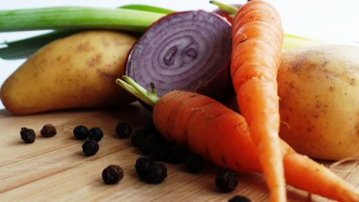 Zelenina, cibule, mrkev, brambory, výživa, potraviny (ilustrační foto)