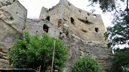 Torzo parkánu hradu Valečov, které bylo přistavěné