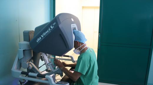 Operatér sedí u konzole, která mu poskytuje trojrozměrný pohled do útrob pacienta. také se odtud pomocí joysticků ovládají robotická ramena