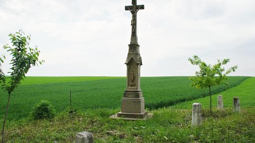 Kousek za hřbitůvkem směrem k Měrovicícm stojí další kříž. Podle donátorů nese jméno Chybův