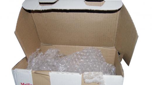 Otevřený balík. Ilustrační foto