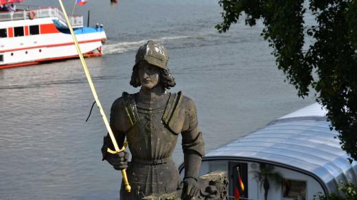 Toto není zázračný meč, který stíná hlavy nepřátelům, ten leží zazděný v Karlově mostě