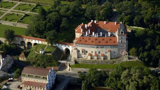 Rudolfovo letní sídlo - zámek Brandýs nad Labem s pohledem na zámeckou balustrádu