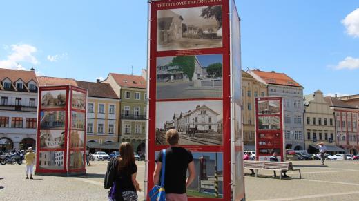 Výstava Když století městem proletí na českobudějovickém náměstí